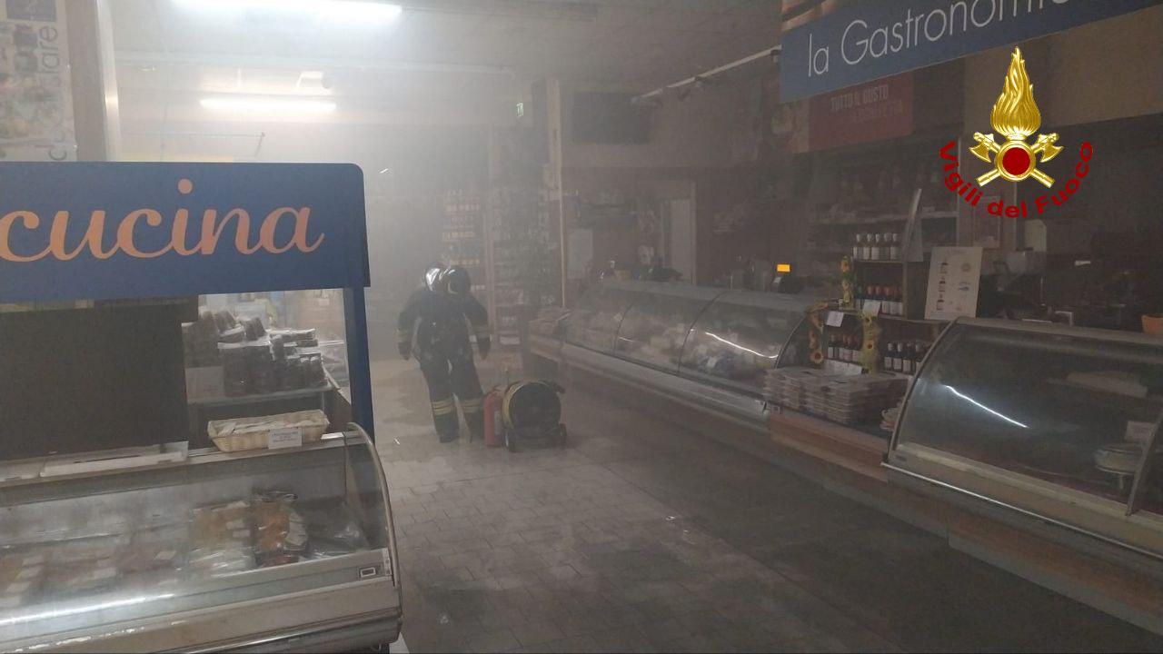 Brucia la friggitrice al supermercato Le Querce, arrivano i vigili del fuoco