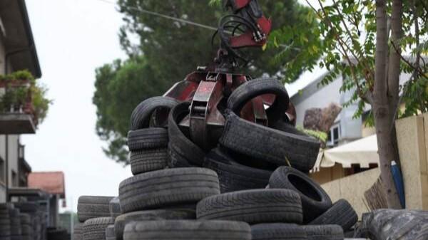 In Sardegna raccolte 6mila tonnellate di pneumatici: messi in fila arrivano da Olbia a Cagliari