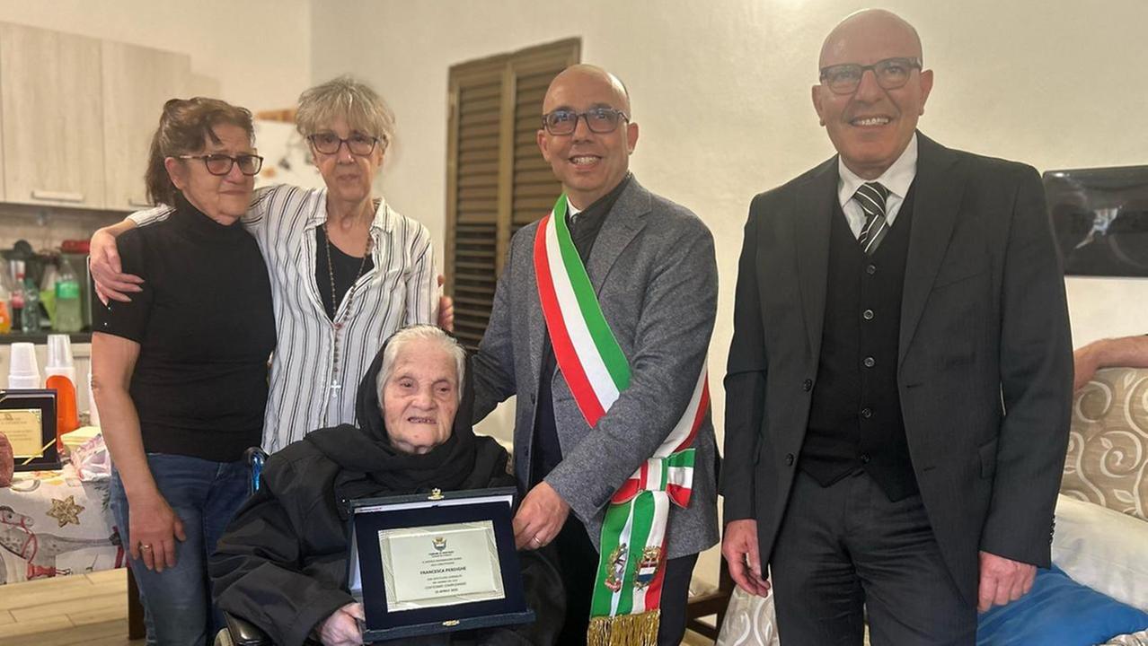 I cento anni di signora Francesca: festa con i figli, i nipoti e i pronipoti