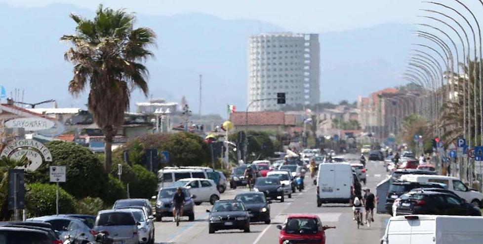 
	Una veduta del lungomare di Marina di Massa dove si concentra buona parte dei parcheggi

