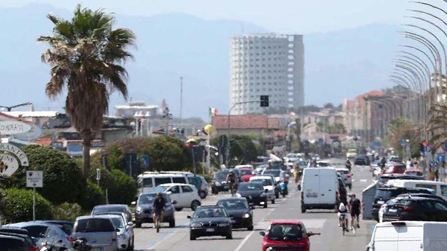 Una veduta del lungomare di Marina di Massa dove si concentra buona parte dei parcheggi