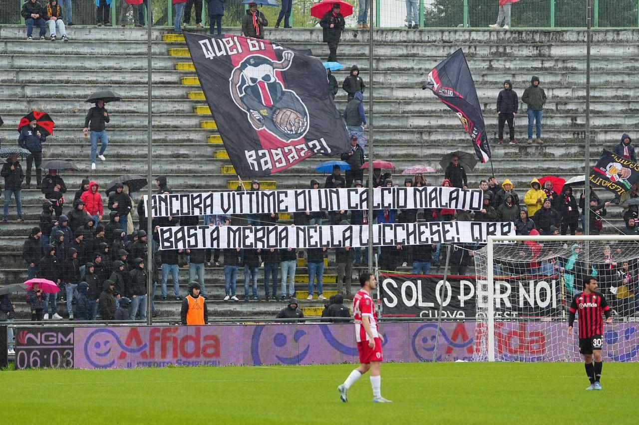 
	Lo striscione di contestazione della Lucchese

