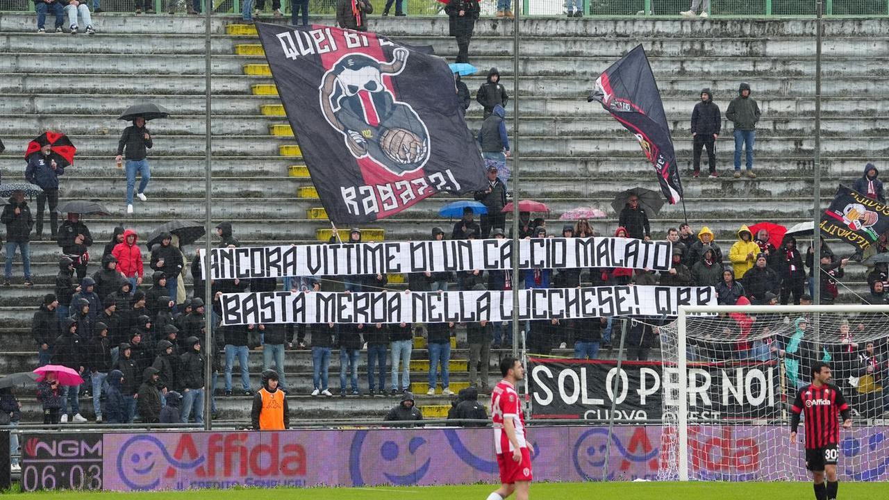Lo striscione di contestazione della Lucchese