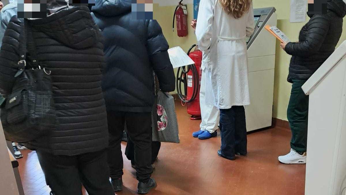 Code all'ospedale di Livorno per i prelievi
