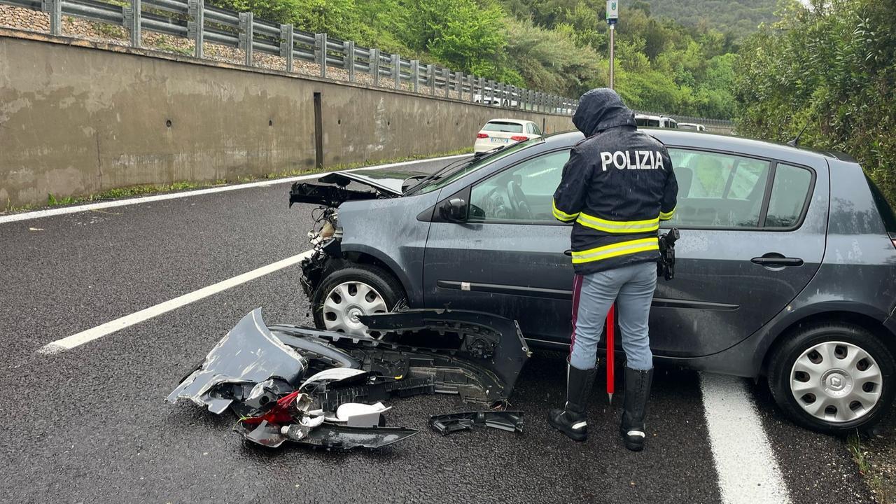 Sassari, scontro violento tra furgone e auto sulla 131