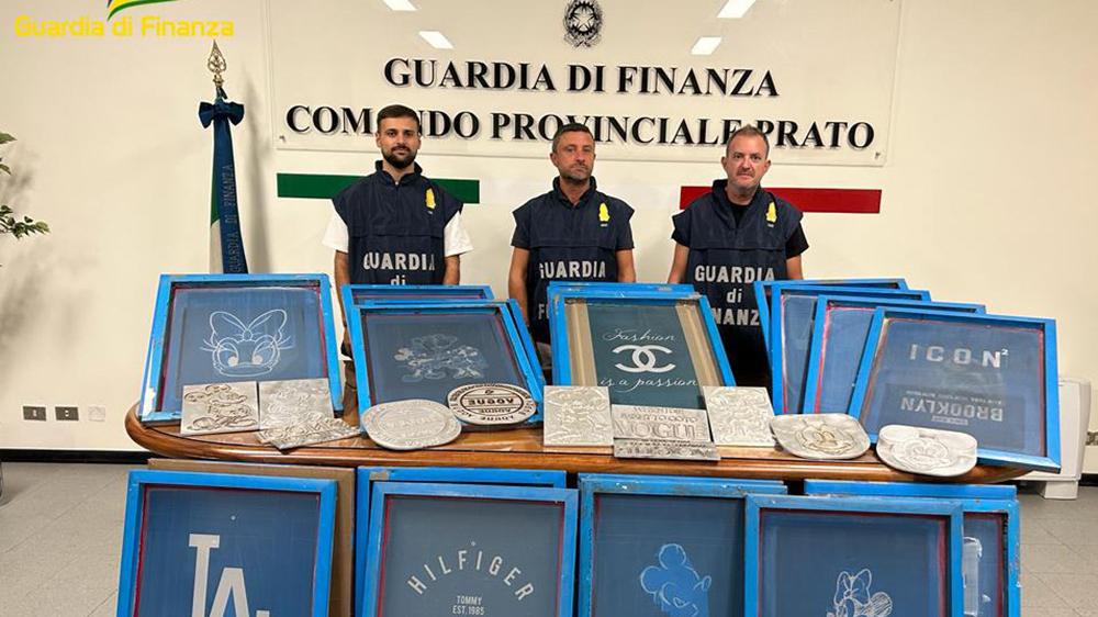 Un sequestro di punzoni per la contraffazione dei capi d'abbigliamento (archivio)