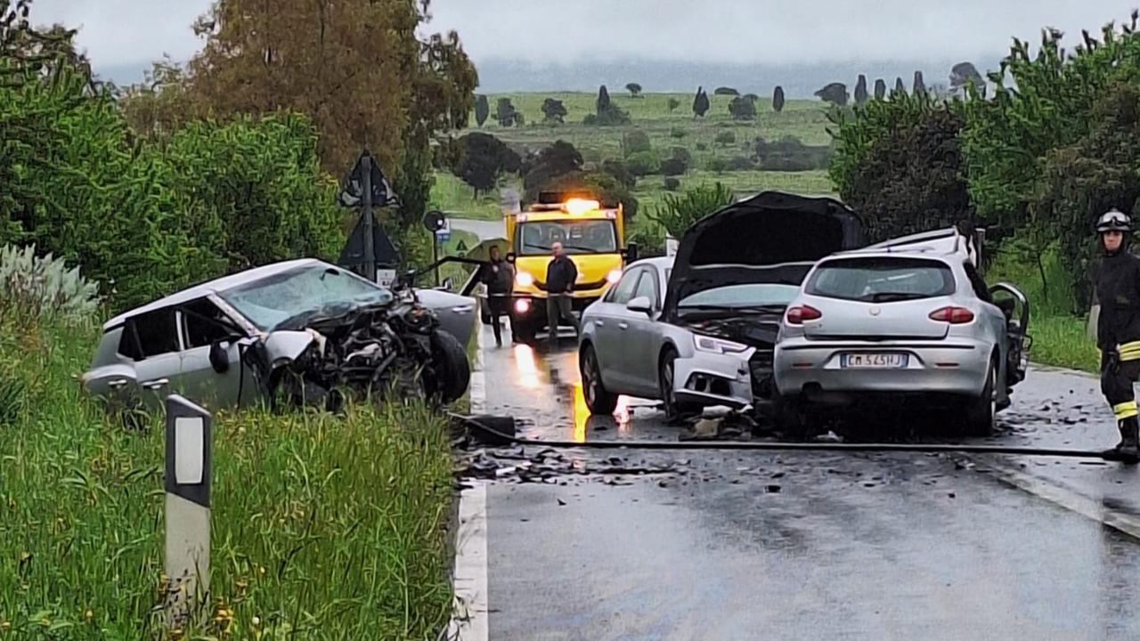 Scontro fra tre auto, un morto e diversi feriti