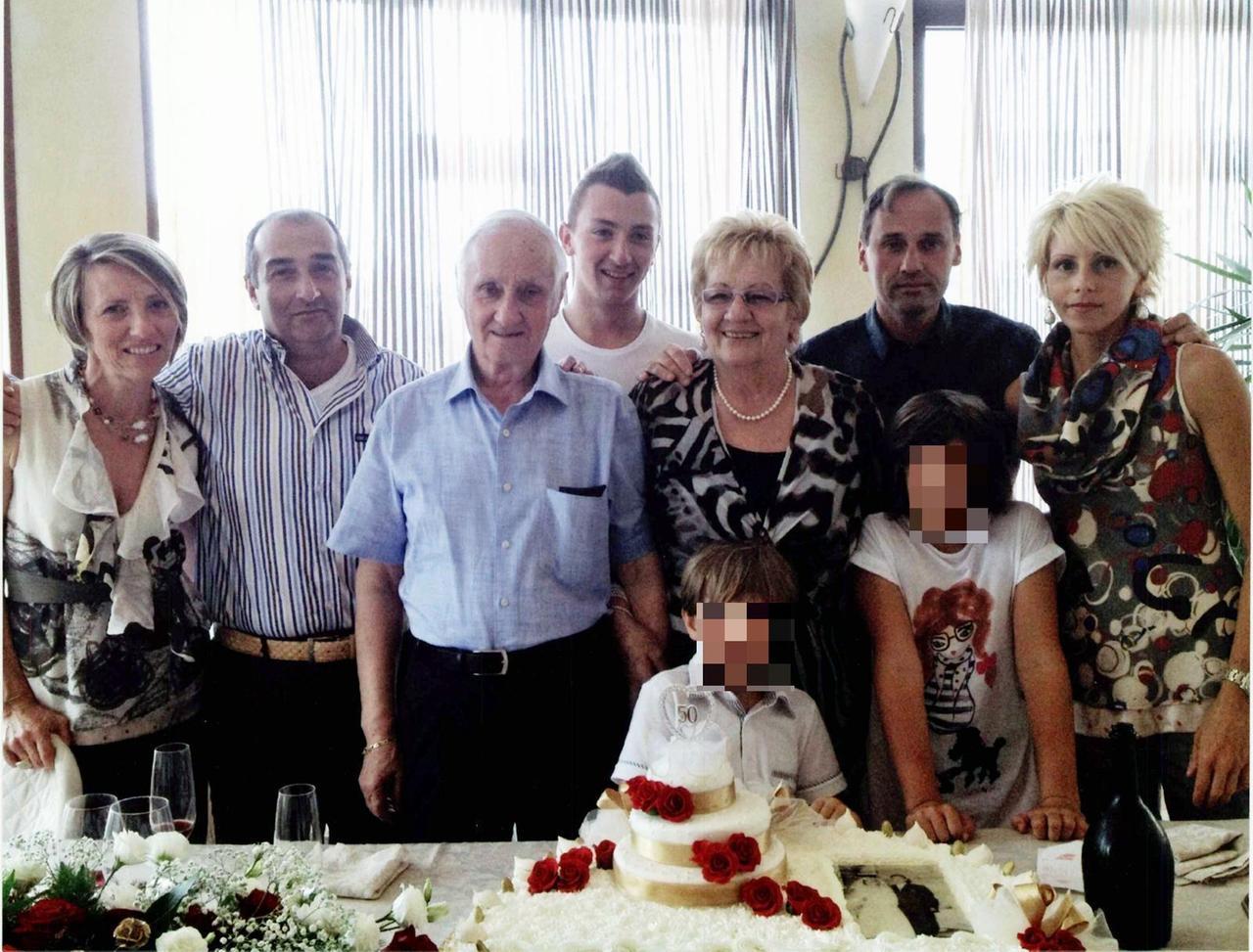 Dante De Micheli al centro con la moglie durante i festeggiamenti per i cinquant’anni di matrimonio