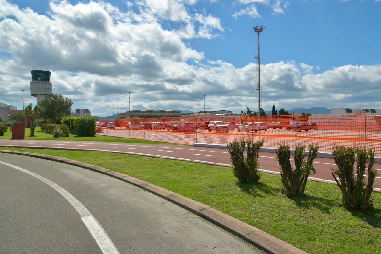 
	Il parcheggio dei lavoratori transennato (foto Vanna Sanna)


