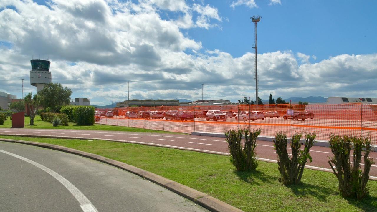 Il parcheggio dei lavoratori transennato (foto Vanna Sanna)