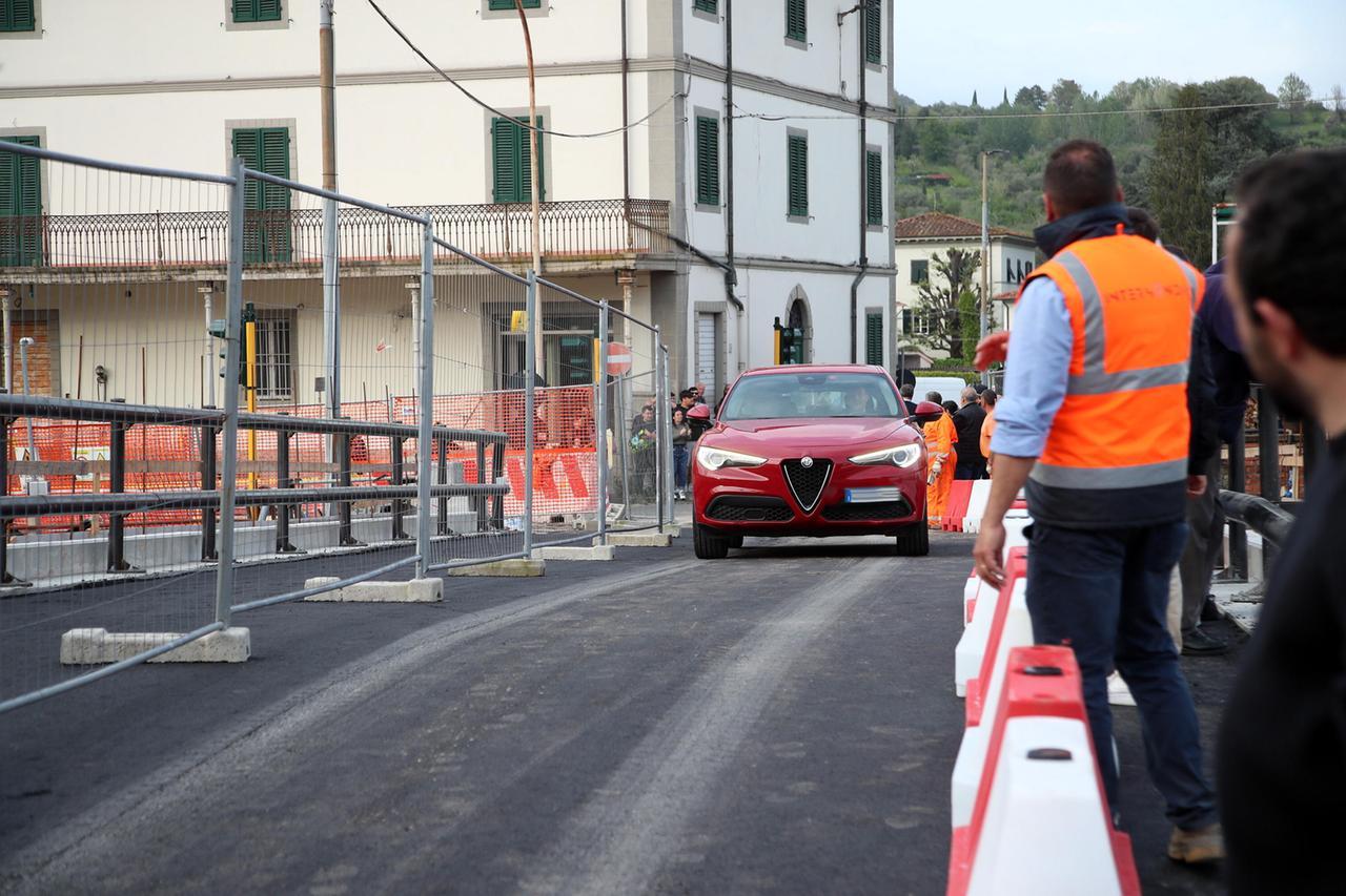 
	Una delle prime auto sul Ponte all'Abate (foto Nucci)

