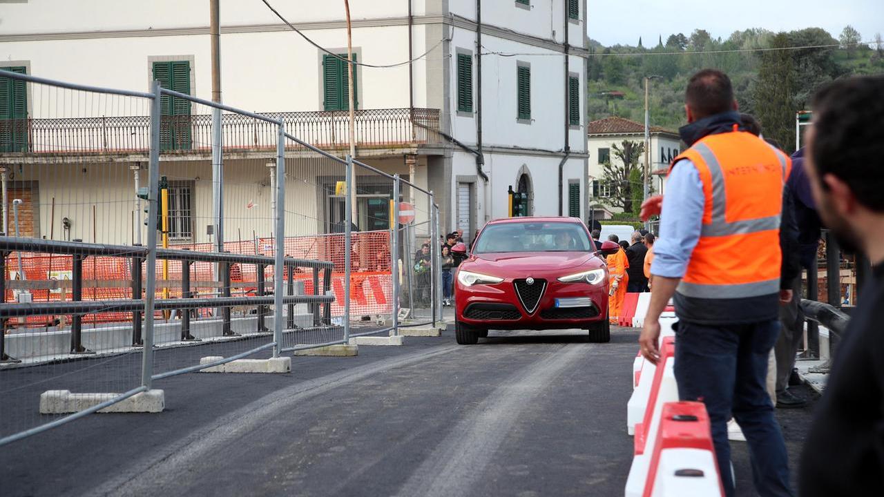 Una delle prime auto sul Ponte all'Abate (foto Nucci)