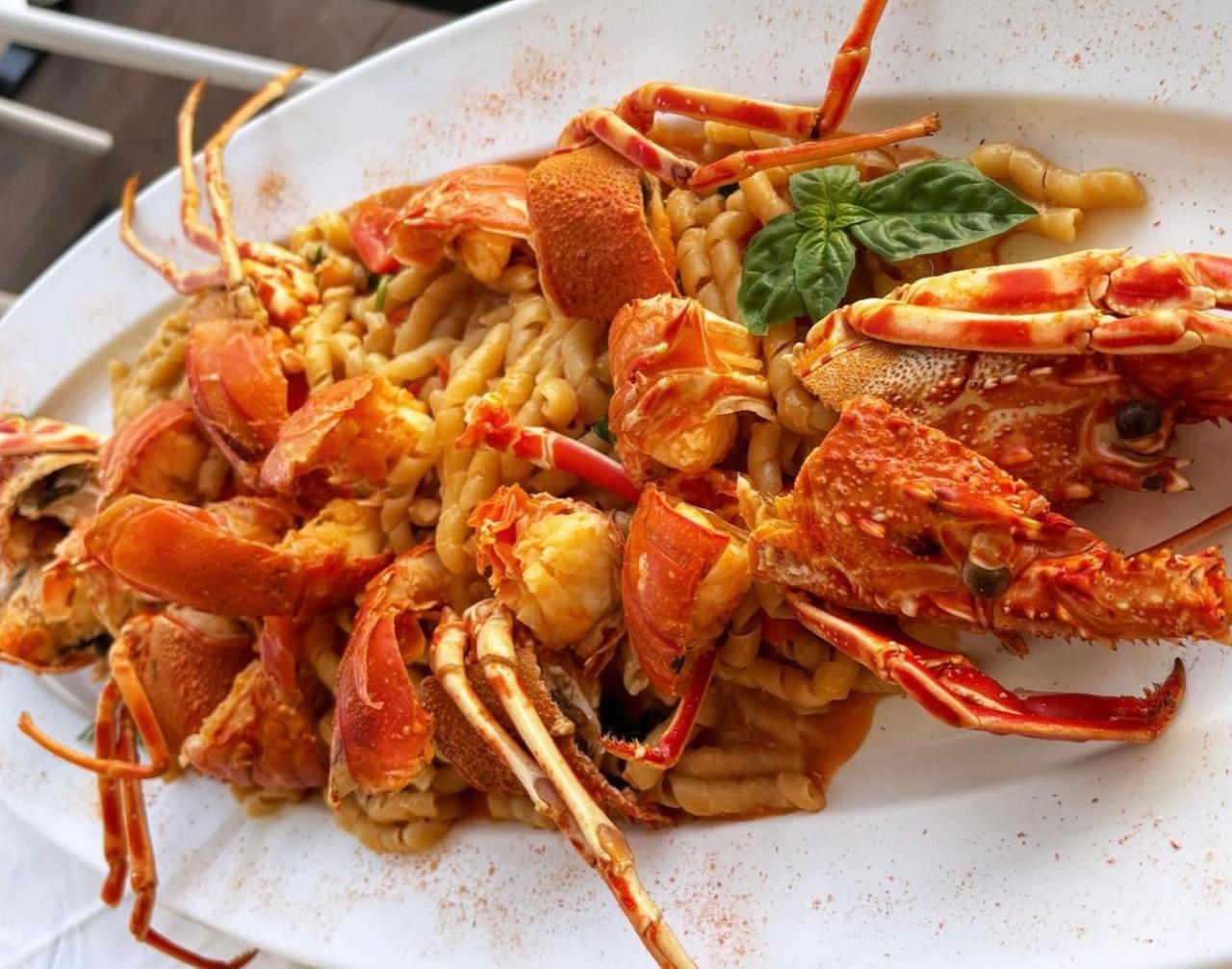 Pasqua di mare, i fratelli Fasolino a Golfo Aranci: in cucina nel regno dell’aragosta