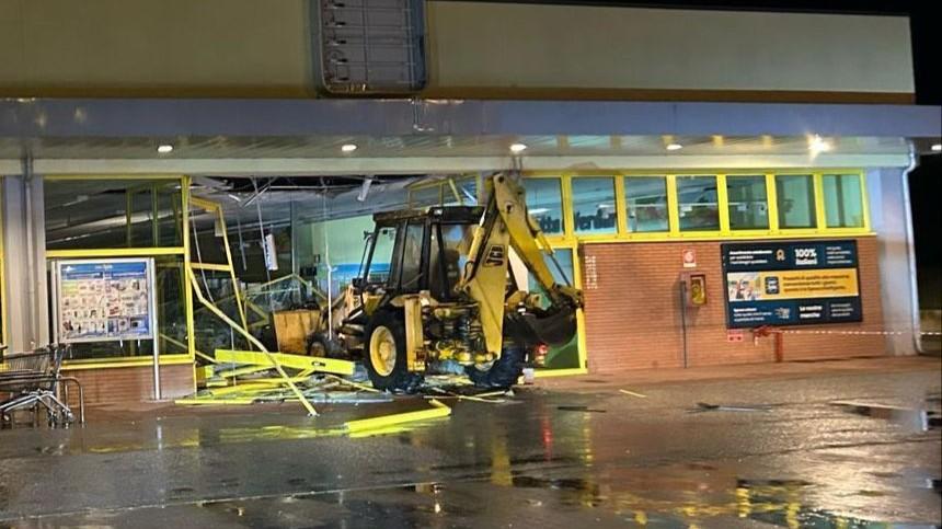 Con l’escavatore sfondano l’ingresso del supermercato