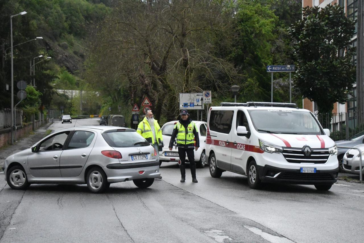 
	La strada chiusa lato Carrara (foto Cuffaro)

