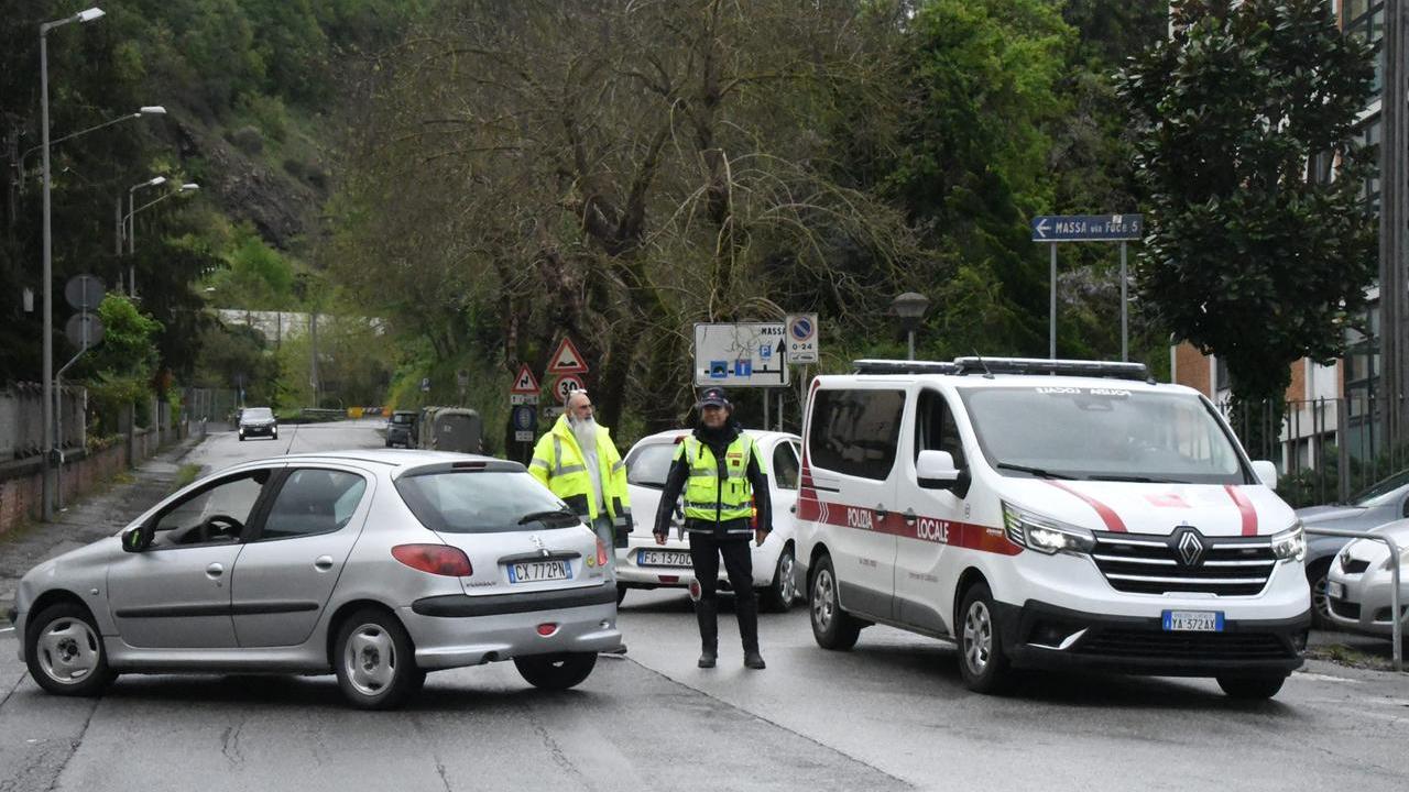 La strada chiusa lato Carrara (foto Cuffaro)