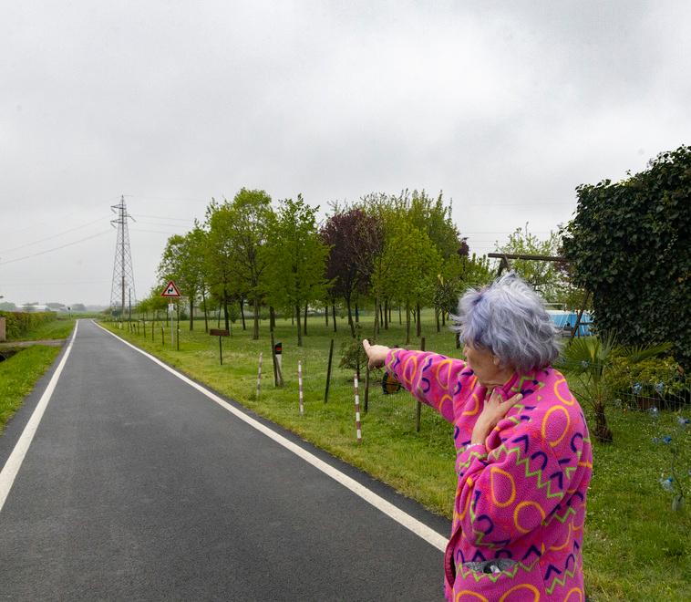 
	Una residente indica il luogo dove la 65enne &egrave; stata aggredita

