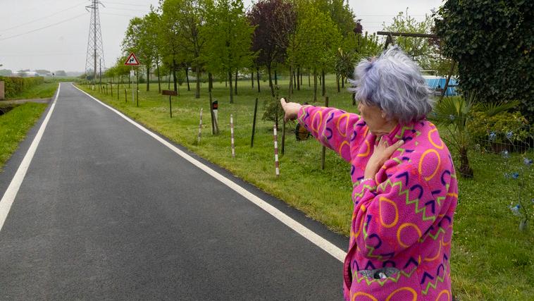 Una residente indica il luogo dove la 65enne è stata aggredita