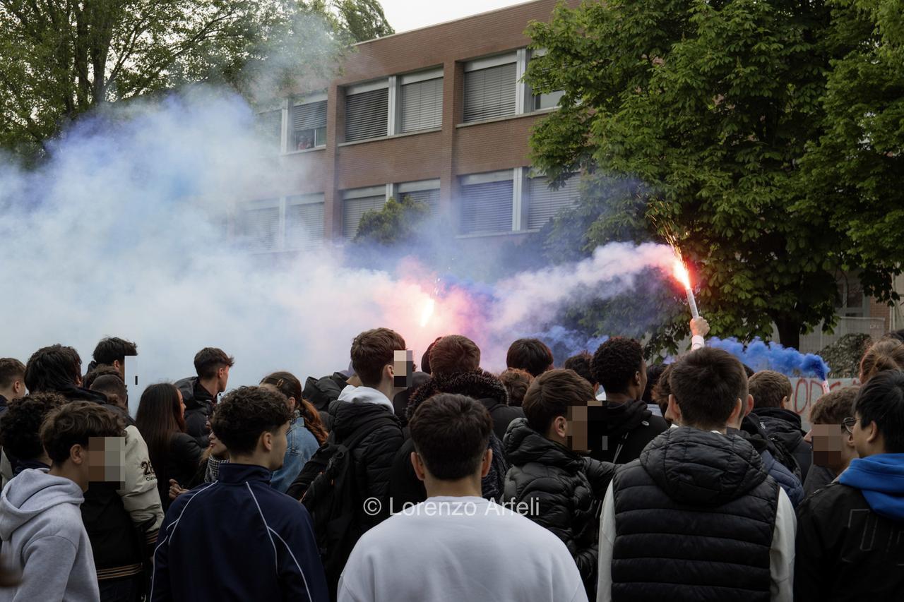 Protesta degli studenti dell’Einaudi: lanci di uova, fumogeni, petardi esplosi. Professore lievemente ferito