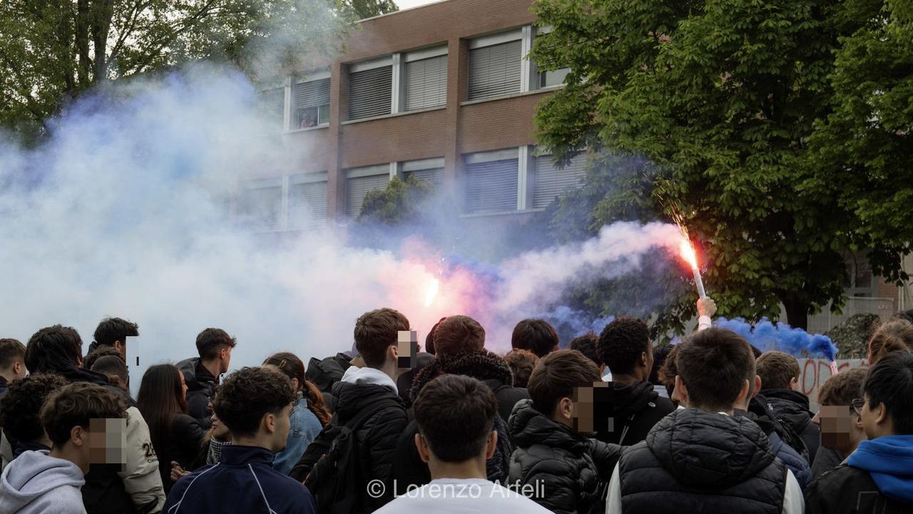 Protesta degli studenti dell’Einaudi: lanci di uova, fumogeni, petardi esplosi. Professore lievemente ferito