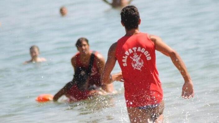 Con l'obbligo dei bagnini dal 1° maggio i balneari erano preoccupati perché circa il 40% degli addetti è costituito da studenti (foto d’archivio)