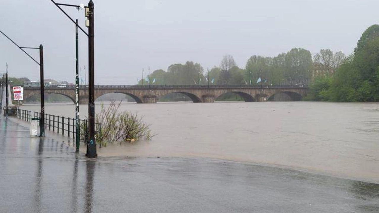 Murazzi allagati dal Po a Torino (foto Adnkronos)