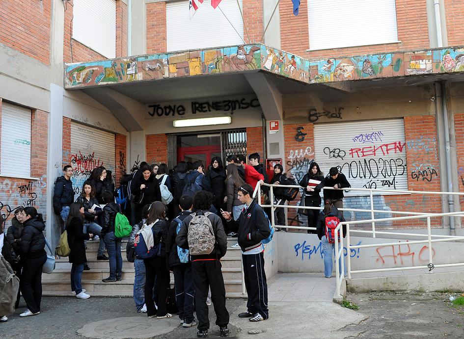 
	Studenti davanti al liceo classico in un'immagine di qualche anno fa

