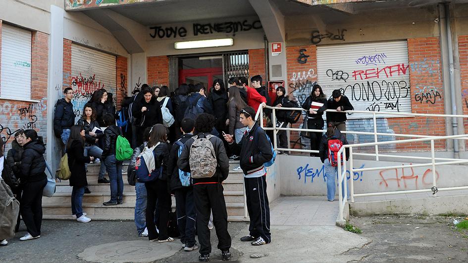 Studenti davanti al liceo classico in un'immagine di qualche anno fa