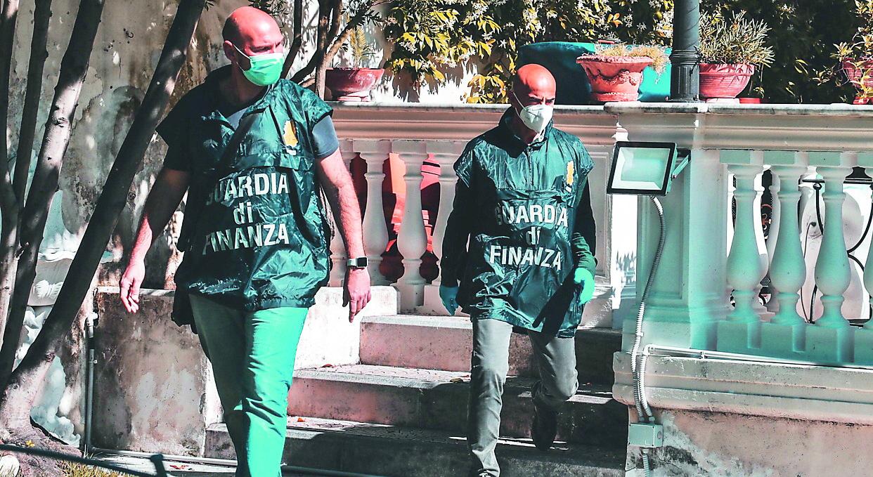 
	La guardia di finanza durante un sopralluogo in una delle ville livornesi (foto d'archivio)

