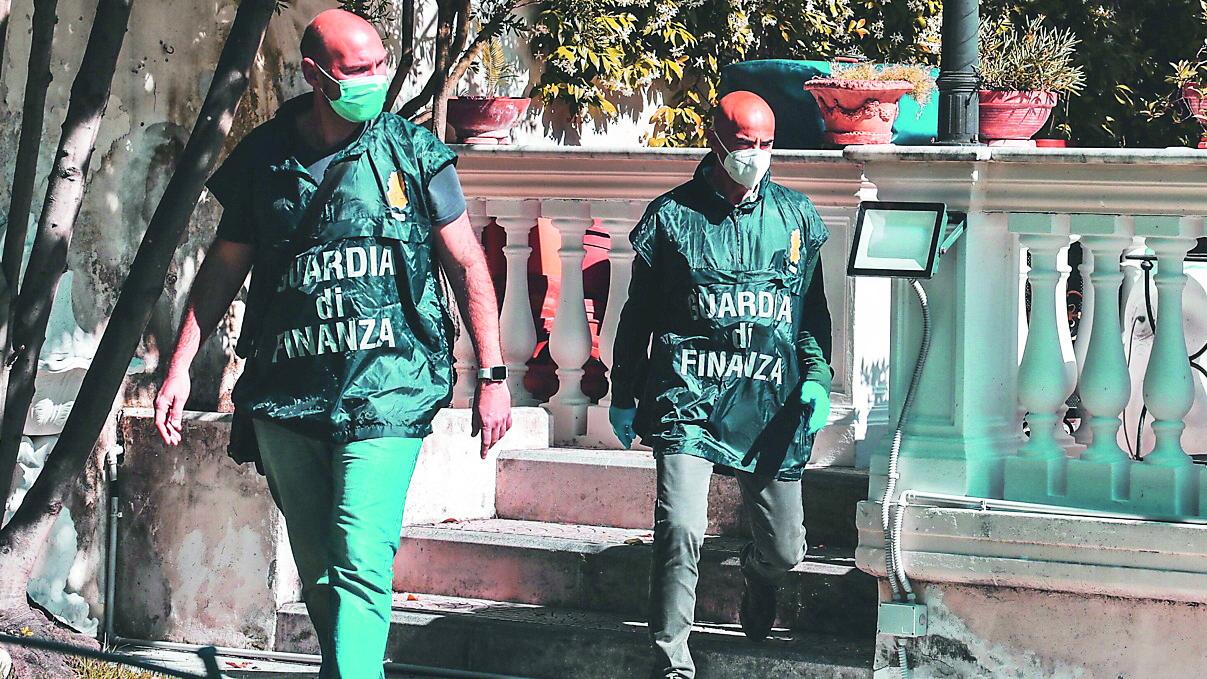 La guardia di finanza durante un sopralluogo in una delle ville livornesi (foto d'archivio)