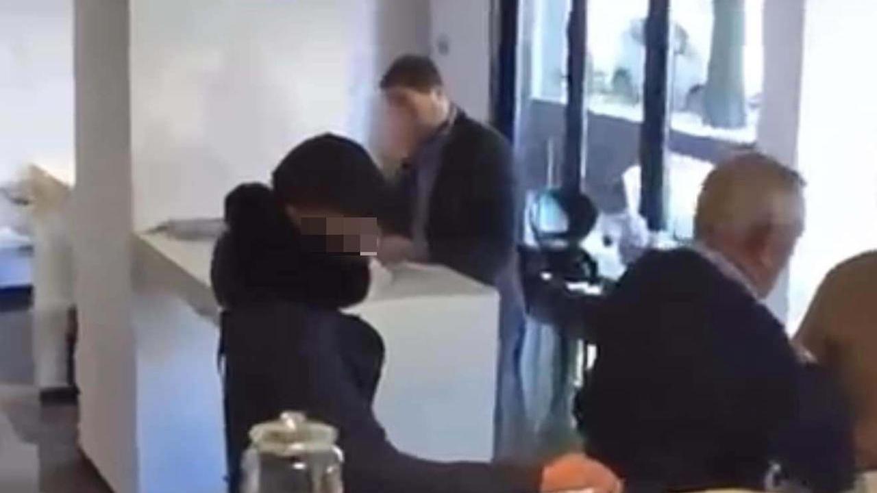 Furto lampo al Moma Bar di via Pansa: rubato un cellulare al bancone, l’appello sui social – GUARDA IL VIDEO