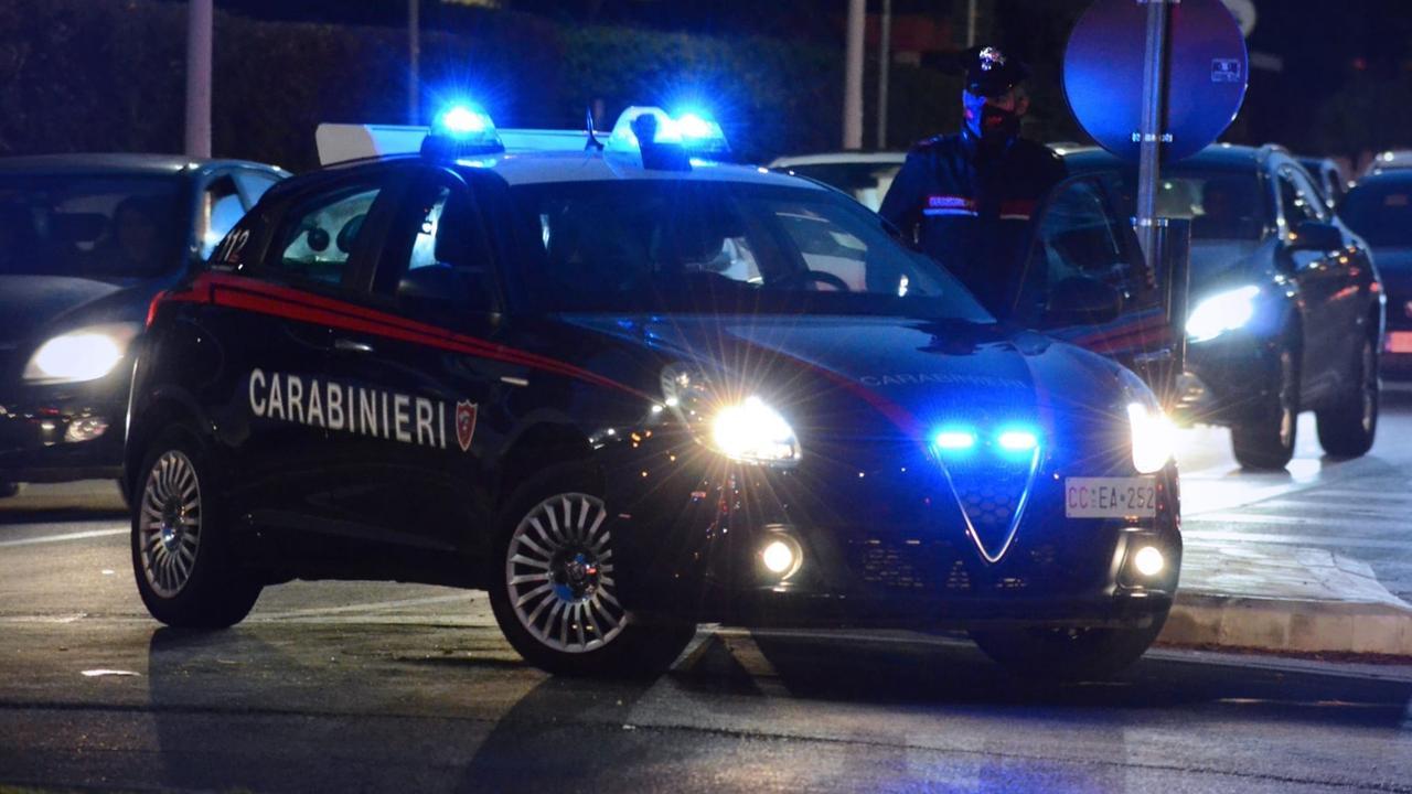 Ruba il numero di telefono dal curriculum e la tempesta di messaggi sessuali