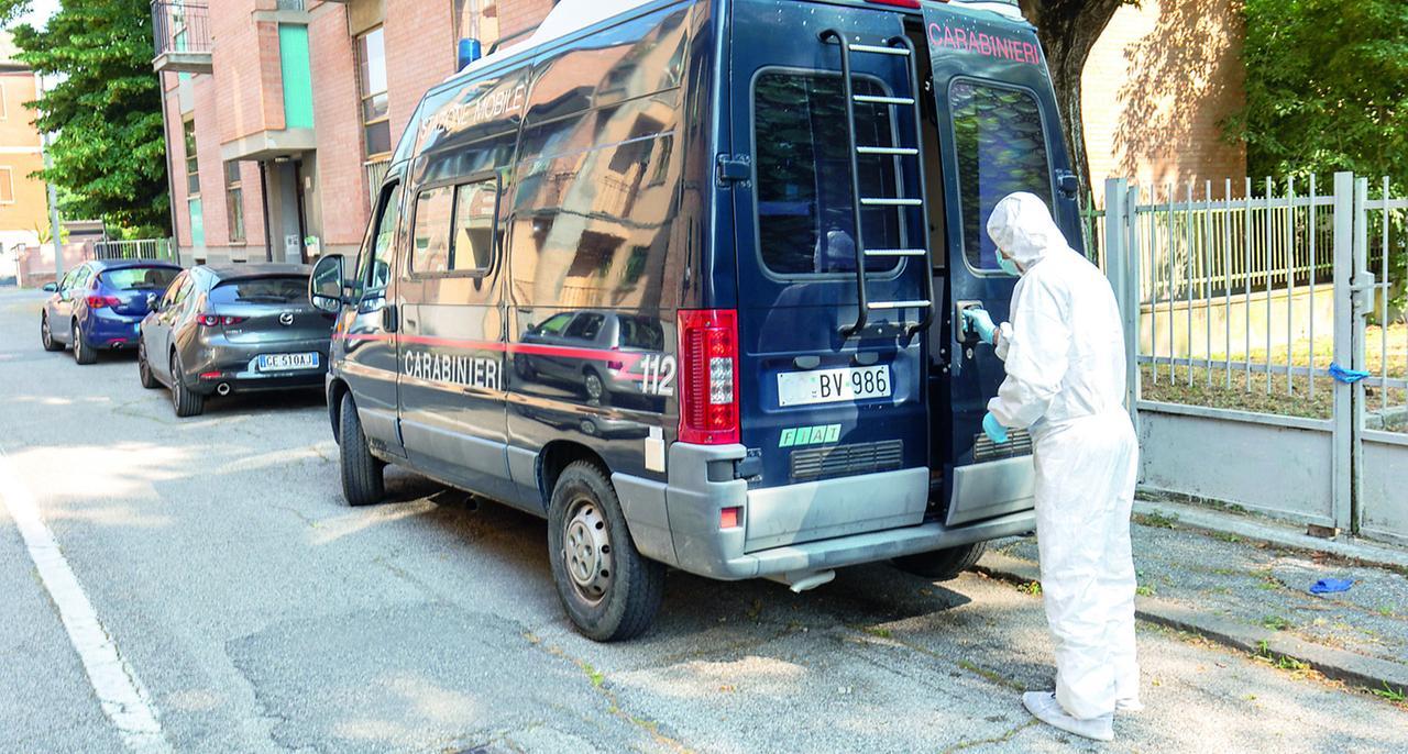 
	Un carabiniere durante dei sopralluoghi scientifici (foto d&rsquo;archivio)

