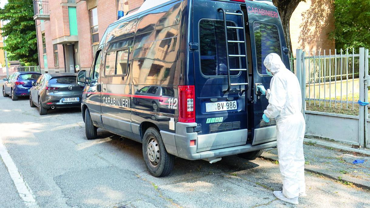 Un carabiniere durante dei sopralluoghi scientifici (foto d’archivio)