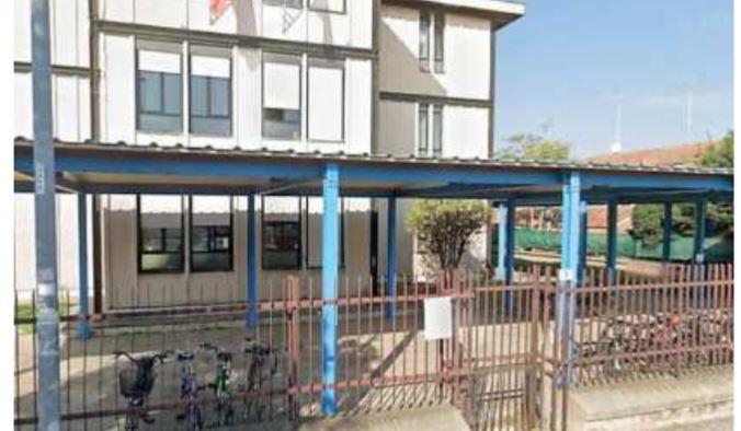 Porto Garibaldi, il controsoffitto non è sicuro: i ragazzi fanno lezione in palestra