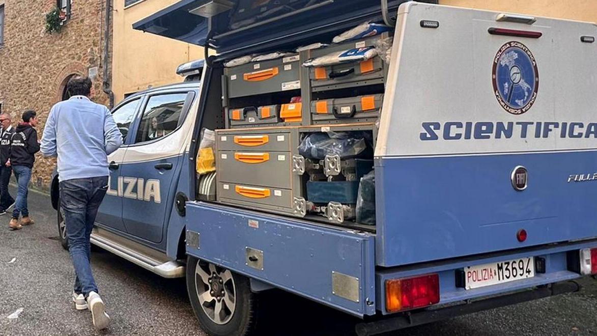Agenti della polizia scientifica durante un sopralluogo (foto d'archivio)