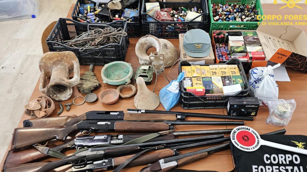 Droga, armi e anfore romane: scattano sequestri e arresti