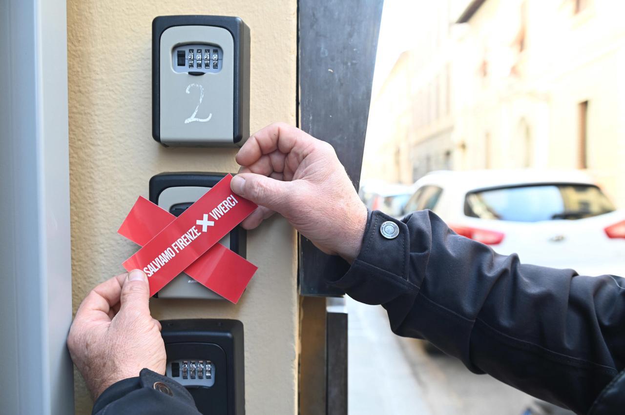 
	La protesta del comitato Salviamo Firenze che ha incerottato le keybox

