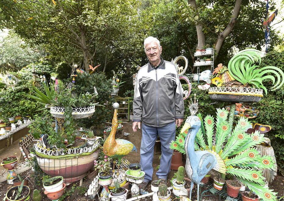 
	Gino Gagliardi&nbsp; nel suo giardino della fantasia a Salivoli&nbsp; (foto Paolo&nbsp;Barlettani 2022)

