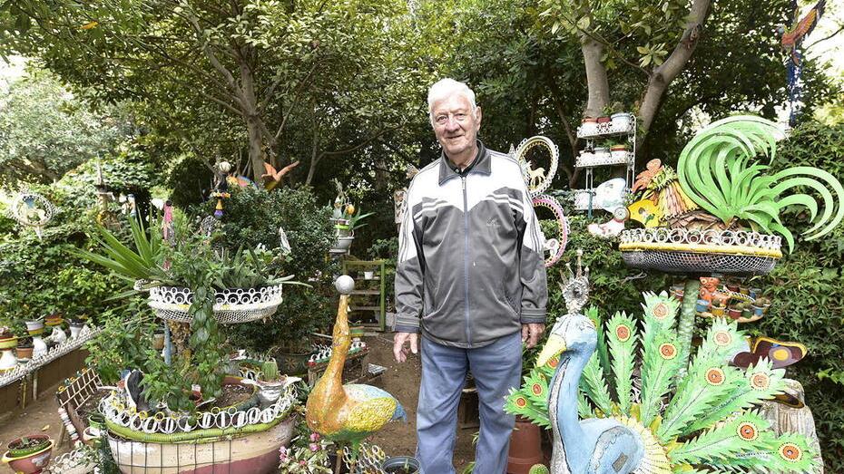 Gino Gagliardi nel suo giardino della fantasia a Salivoli (foto Paolo Barlettani 2022)