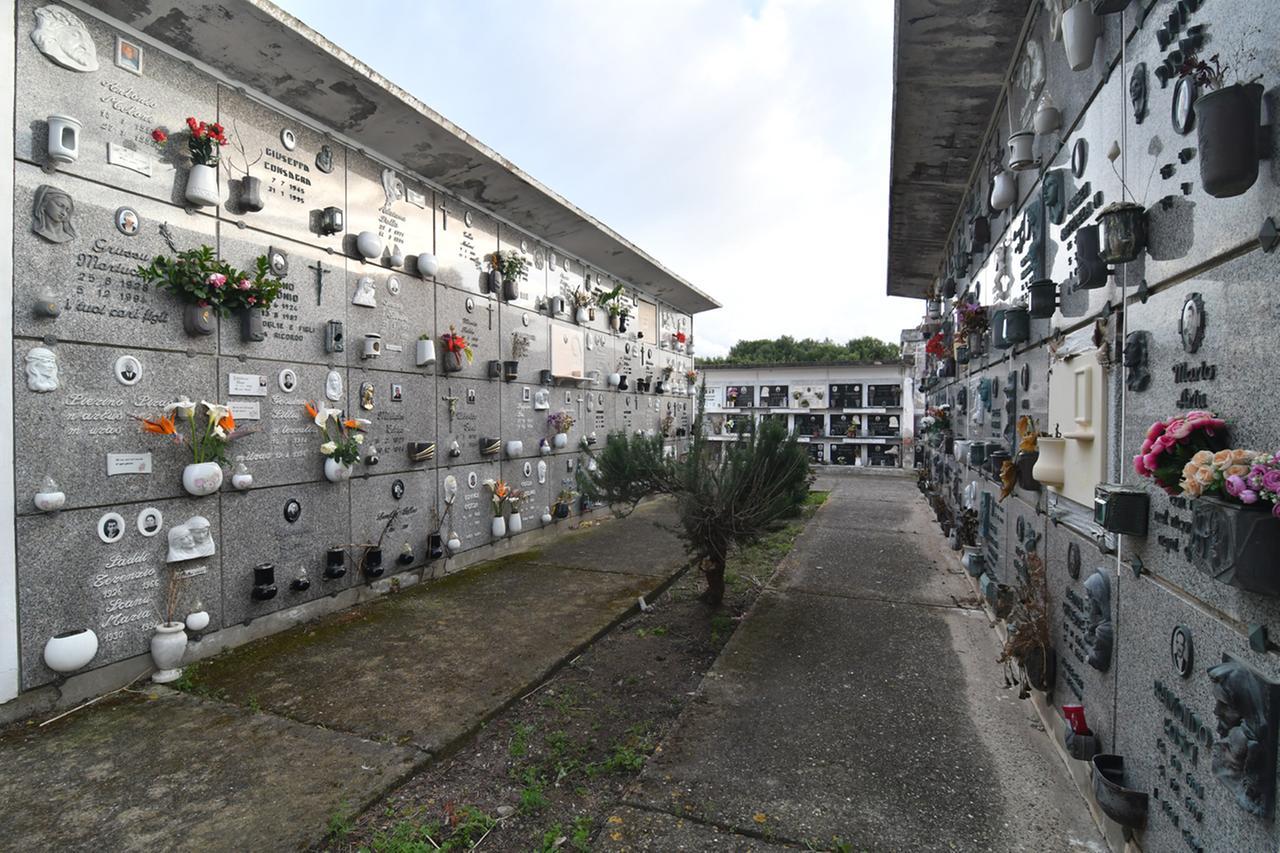 Non ci sono più loculi, il Comune li prende in prestito