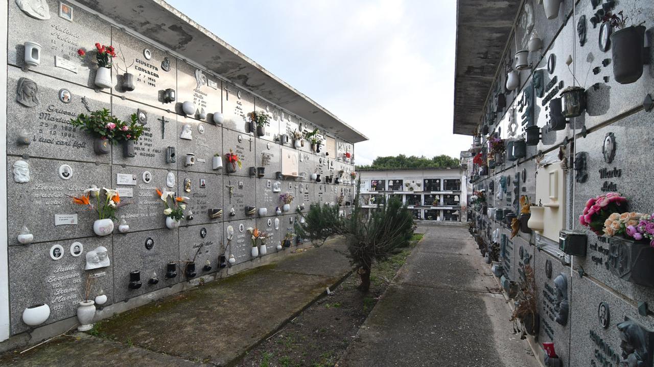 Non ci sono più loculi, il Comune li prende in prestito