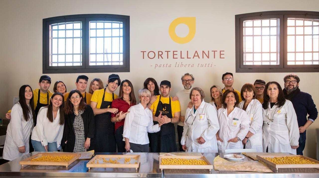 
	I ragazzi del laboratorio il Tortellante al lavoro con lo chef Massimo Bottura dell&rsquo;Osteria Francescana

