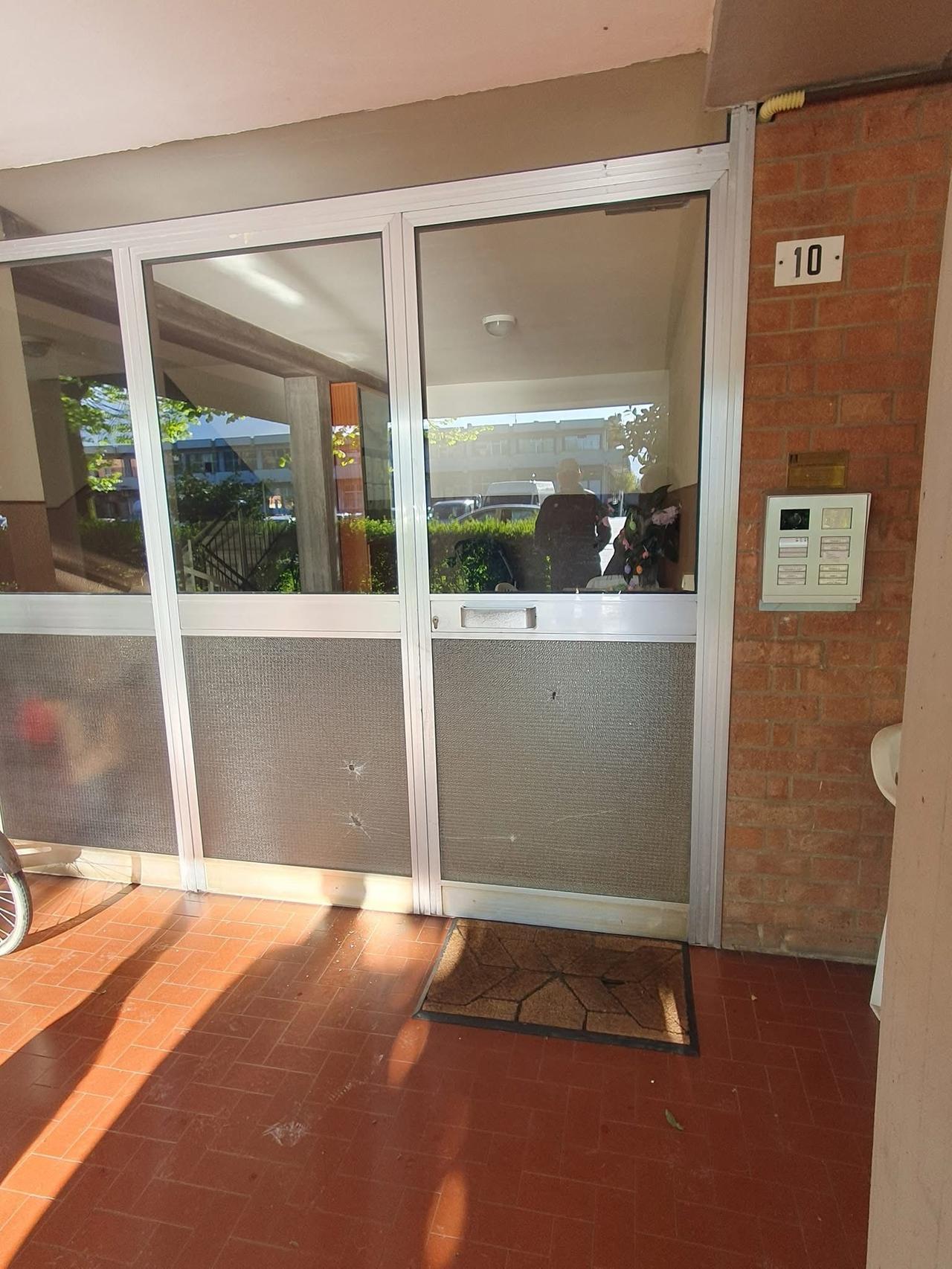 
	La porta del palazzo di via don Minzoni a Formigine preso a sassate

