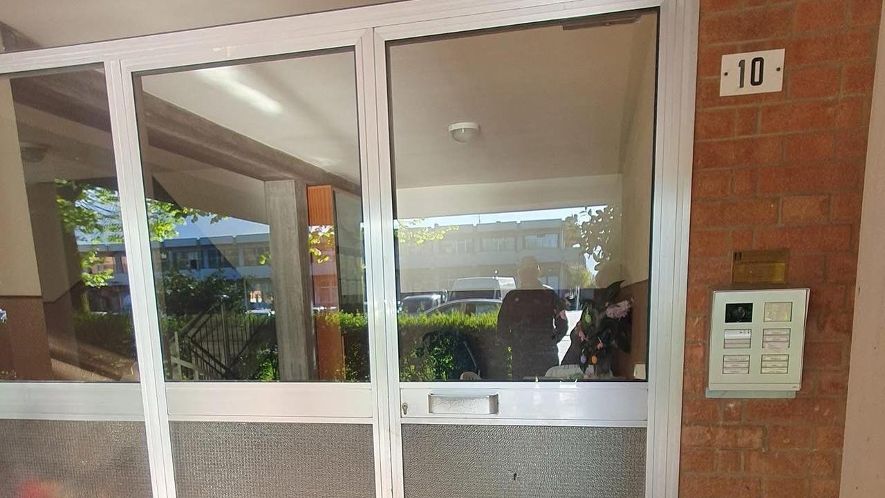 La porta del palazzo di via don Minzoni a Formigine preso a sassate