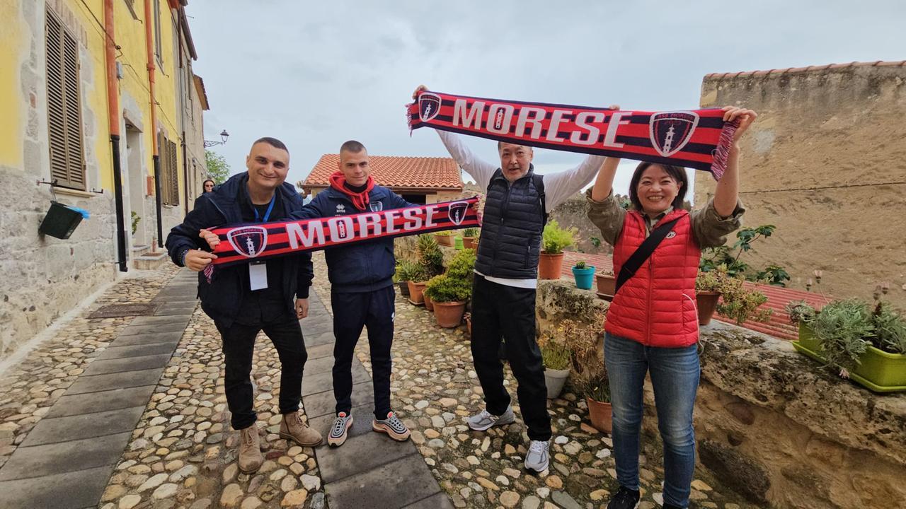 Fascia tricolore e visita al caseificio: a Mores accolto come una superstar