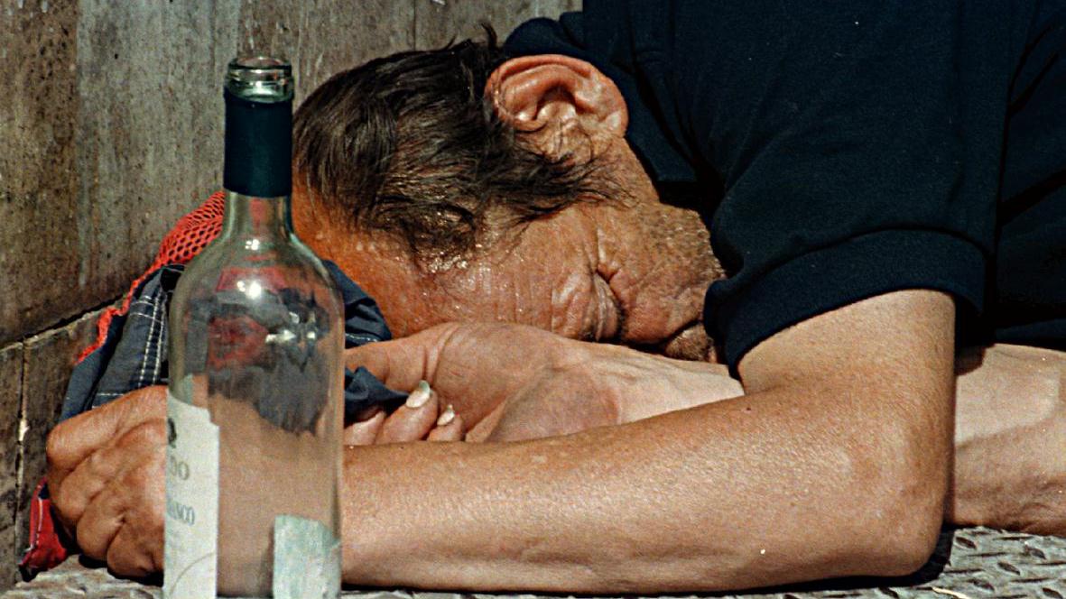 «Mi chiamo Piero e sono alcolista»: a 80 anni racconta la sua rinascita