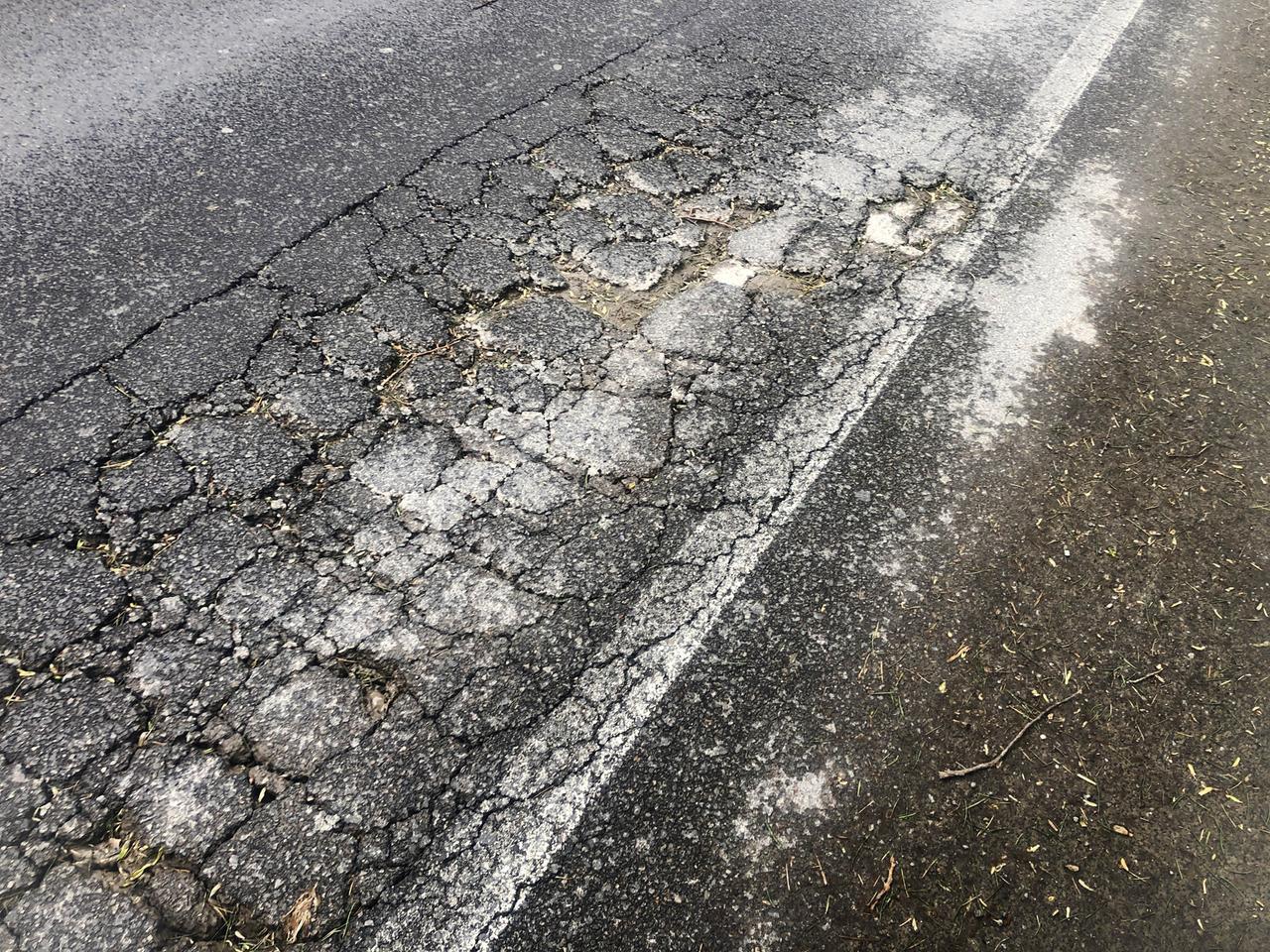 Altro che boulevard verso la Reggia: viale Umberto I devastato dalle buche