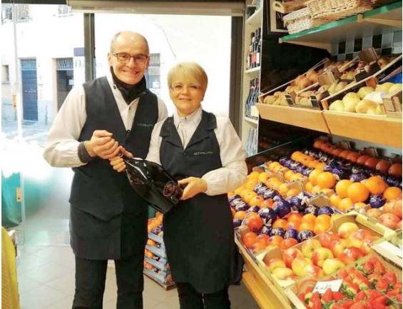 Il negozio “Altrofrutto” chiude dopo 42 anni di attività: «Doloroso, ma inevitabile»