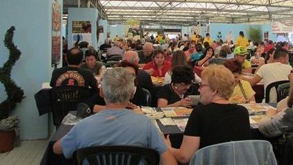 Una sagra che “scoppia” In migliaia a tavola